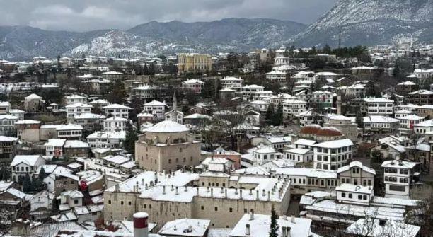 KARAB�K  <p>Karab�k'te etkili olan kar ya���� nedeniyle okullar pazartesi g�n� tatil edildi.</p>  <p>Karab�k Valili�inden yap�lan a��klamada, olumsuz hava �artlar� nedeniyle pazartesi g�n� okullar�n bir g�n tatil edildi�i bildirildi. A��klamada,&nbsp;"�limiz genelinde etkisini s�rd�ren yo�un kar ya���� ve olumsuz hava �artlar� nedeniyle; 29 Aral�k Pazartesi g�n� Karab�k il genelindeki her t�r ve derecedeki resm� ve �zel �rg�n ve yayg�n e�itim kurumlar�, �zel e�itim ve rehabilitasyon merkezleri, �zel e�itim kurslar� ve halk e�itimi merkezlerinde e�itim ve ��retime 1 g�n s�reyle ara verilmi�tir. Ayr�ca, kamu kurum ve kurulu�lar�nda g�rev yapan hamile personel ile �zel ihtiya�l� personel, ayn� g�n idari izinli say�lacakt�r"&nbsp;denildi.</p>