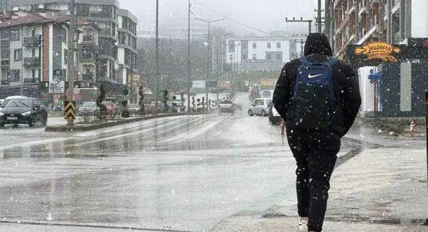 D�ZCE  <p>D�zce Valili�i'nden yap�lan a��klamada, "Hafta sonu boyunca vilayetimiz genelinde etkili olan ve meteorolojik tahminlere g�re yar�n sabah saatlerinden itibaren etkisini art�racak olan kar ya���� ve buzlanma riski nedeniyle vatanda�lar�m�z�n ve �ocuklar�m�z�n g�venli�i i�in baz� tedbirler al�nm��t�r. Bu kapsamda; 29 Aral�k 2025 Pazartesi vilayetimiz genelinde resm� ve �zel t�m �rg�n ve yayg�n e�itim kurumlar�, rehabilitasyon merkezleri ile Kur'an kurslar�nda (yeti�kinler hari�) e�itim ve ��retime 1 g�n s�reyle ara verilmi�tir. Ayr�ca; kre� ve anaokuluna devam eden �ocu�u olan kad�n personel ile (sa�l�k, g�venlik gibi 24 saat esas�na g�re hizmet veren birimlerde �al��an personelin durumu hizmetin gere�i ilgili birimler taraf�ndan de�erlendirilerek planlanacakt�r) mal�l, engelli ve hamile kamu �al��anlar� da 1 (bir) g�n idari izinli say�lacakt�r. Vatanda�lar�m�z�n dikkatli ve tedbirli olmalar�n�, zorunlu olmad�k�a �zel ara�lar�yla trafi�e ��kmamalar�n� �nemle rica ederiz" denildi.</p>