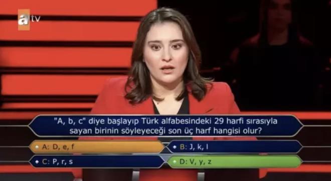 Oktay Kaynarca'n�n sunumuyla ekranlara gelen "Kim Milyoner Olmak �ster"in son b�l�m�nde bir yar��mac�, hen�z ilk soruda programa veda ederek hem st�dyoda hem de sosyal medyada b�y�k �a�k�nl�k yaratt�.