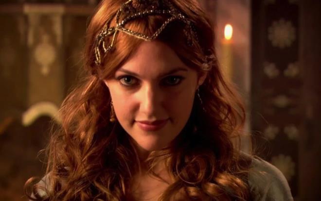 <p><strong>MERYEM UZERL� K�MD�R?</strong></p>  <p>12 A�ustos 1983 tarihinde, 4 �ocuklu bir ailenin en k���k ve ikinci k�z� olarak Almanya Hessen'in Kassel �ehri'nde T�rk babadan ve Alman anneden d�nyaya gelmi�tir. �lerleyen ya�lar�nda Hamburg'a yerle�mi� ve Schauspiel Studio Frese'de oyunculuk ve tiyatro e�itimi alm��t�r.</p>  <p>�ki a�abeyi ve bir ablas� vard�r.Oyuncu 8 ay s�ren se�meler sonras�nda Meral Okay'�n yazd���, Timur Savc�'n�n yap�mc�l���n� yapt��� 2011 y�l�n�n dizilerinden olan Muhte�em Y�zy�l dizisinde H�rrem Sultan rol�n� canland�rm��t�r.</p>  <p>Uzerli, ayn� zamanda Almanya'da bir�ok dizide ve bir�ok filmde rol alm�� bir oyuncudur. Ana dili Almanca olan gen� oyuncu, ayn� zamanda iyi derecede �ngilizce biliyor. T�rk�esi ise oynad��� Muhte�em Y�zy�l dizisinde canland�rm�� oldu�u H�rrem Sultana paralel olacak kadar geli�mi�tir.</p>