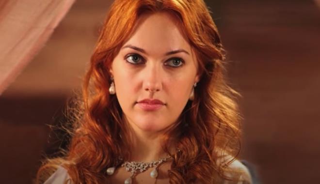 Sette ortaya ��kan durumun ard�ndan konunun yeniden g�ndeme geldi�ini belirten Uzerli, bu kez durumu mizahla kurtarmaya �al��t���n� da itiraf etti. Oyuncu, o anlar� ��yle anlatt�:&nbsp;"'Sen ata biniyorum demi�tin' dediler. Ben de 'Galiba bir yanl�� anla��lma oldu' diye cevap verdim."