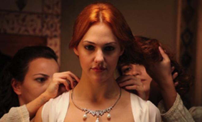 Kat�ld��� bir programda samimi a��klamalarda bulunan g�zel oyuncu Meryem Uzerli, kariyerinin en �ok konu�ulan anlar�ndan birine esprili bir dille a��klad�.