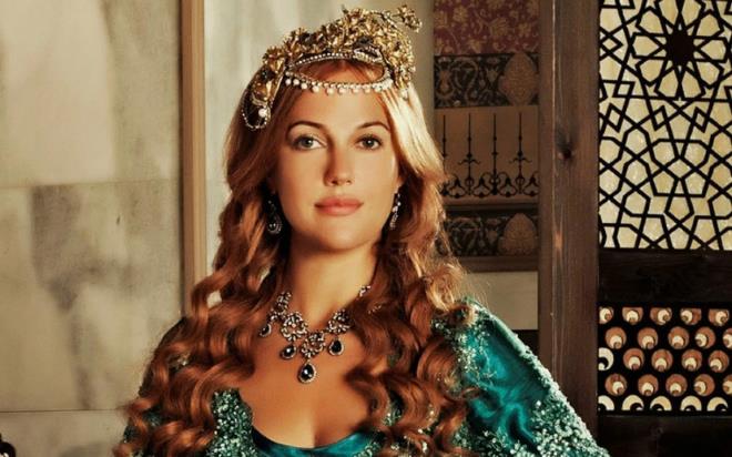 �nl� oyuncu Meryem Uzerli, Muhte�em Y�zy�l dizisinde H�rrem Sultan karakterini canland�rabilmek i�in o d�nemde bir konuda ger�e�i saklad���n� ve yap�m s�recinde yalan s�yledi�ini y�llar sonra itiraf etti. Bak�n Uzerli, rol� kapmak i�in hangi konuda yalan s�ylemi�...