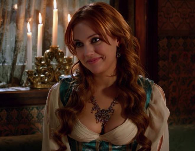 �nl� oyuncu, bir d�nem rol ald��� dizinin haz�rl�k s�recinde ya�ad��� "ata binme" krizini ilk kez bu kadar a��k anlatt�. Rol �ncesi yap�lan g�r��melerde kendisine ata binip binemedi�inin soruldu�unu belirten Uzerli, o an refleksle verdi�i cevab�n ba��na i� a�t���n� s�yledi. Oyuncu, ya�ananlar� �u s�zlerle dile getirdi: