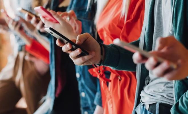 WhatsApp, 1 Ocak 2026 itibar�yla Android 5.0 ve iOS 15.1 alt� s�r�mleri kullanan telefonlarda �al��mayacak. Bu de�i�iklikle birlikte T�rkiye'de hala kullan�lan bir�ok eski iPhone ve Android modelinde mesajla�ma, sesli ve g�r�nt�l� arama hizmetleri devre d��� kalacak.