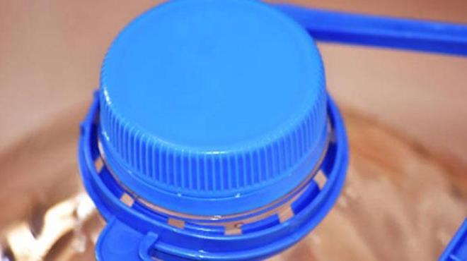 �i�e kapaklar�n�n geri d�n���m alan� asl�nda �ok geni�. Bah�eyle ilgilenenler i�in bitki isim etiketi olur. �ocuklar i�in oyuncak projesine d�n���r. Dolap i�i d�zenleyicilerde minik b�lmeler yapmaya yarar. Her bir �i�e kapa�� yeniden kullan�ld���nda, tek kullan�ml�k plastik ihtiyac� azal�r. Bu t�r k���k hamleler bir�ok ki�inin evinde uygulan�nca daha b�y�k bir �evresel fayda ortaya ��kar.