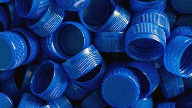 Mutfakta yiyecek saklamak i�in kulland���m�z po�etler �o�u zaman s�k�ca kapanmaz. ��indekiler bayatlar, d�k�l�r ya da buzdolab�nda koku yapar. Asl�nda evdeki en s�radan malzemelerden biriyle bu soruna basit bir ��z�m olu�turabilirsiniz. ��te detaylar.<p>Plastik �i�elerin kapa��, po�etleri s�zd�rmaz kilitli torbalara d�n��t�rebiliyor. B�ylece tek kullan�ml�k plastik t�ketimi azal�yor ve mutfakta d�zen sa�lan�yor. ��te bu kullan��l� po�etleri haz�rlaman�n pratik yolu.