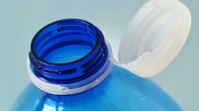 Daha b�y�k po�etlerde daha geni� a��zl� �i�e kullanmak i� kolayla�t�r�r. �ki litrelik i�ecek �i�eleri bunun i�in ideal olur. B�ylece un, �eker ya da evcil hayvan mamalar� da rahat�a saklanabilir. K���k �i�eler ise buzdolab�ndaki minik saklama po�etleri i�in uygun. �stelik bu kapatma sistemi yaln�zca mutfakta de�il ev d�zeninde de yard�mc� olabilir.