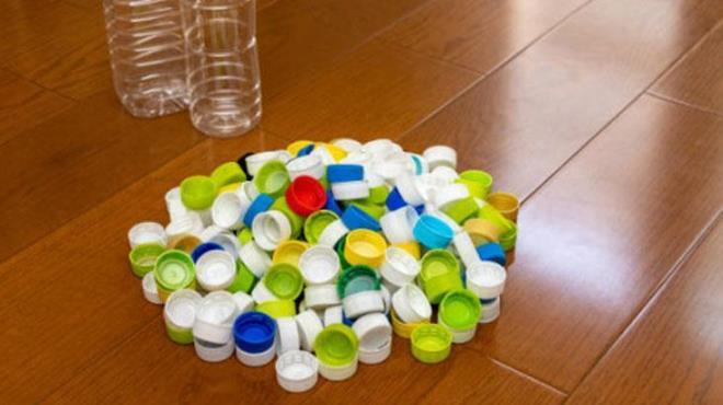 Bu y�ntemi uygulamak i�in plastik �i�e ve maket b��a�� yeterli olacak. �ncelikle, �i�eyi sabit bir yere koyup y�zeye yat�r�p boynun hemen alt�ndan dikkatlice kesmek gerekiyor. Temiz bir kesim yap�l�rsa po�etin a��z k�sm� zarar g�rmez ve kolayca yerle�ir. Maket b��a��yla �al���rken eldiven kullanmak ve b��a�� v�cuttan uzak tarafa do�ru hareket ettirmek g�venlik i�in �nemli.