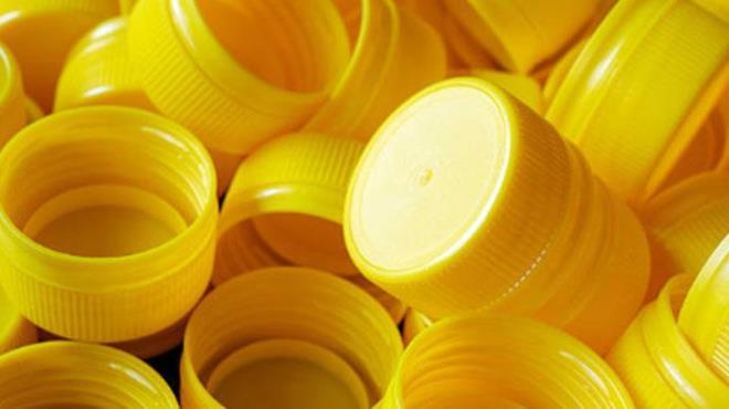 Ard�ndan kesti�iniz �i�enin kapa��n� ��karman�z gerekiyor. Kapat�lmak istenen plastik po�etin a�z� toplan�r ve �i�enin boynundan i�eri ge�irilir. Po�et di�li k�sma iyice oturana kadar �ekildi�inde malzeme sabitlenir. Ard�ndan kapak tekrar vidalayabilirsiniz. Kapa��n s�k�ca kapanmas� hava ge�irmez bir yap� olu�turur ve po�etteki g�dalar daha uzun s�re taze kal�r.