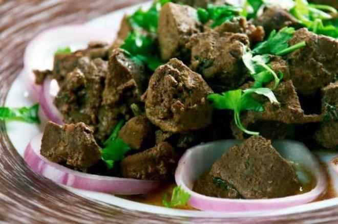 <strong>Cilt sa�l��� ve ya�lanma kar��t� etkiler d���n�ld���nde ci�er, harika bir do�al kaynak olacakt�r. Bu s�per besin, do�rudan kolajen i�ermese de v�cudumuzun kendi kolajen �retimini destekleyen ve mevcut kolajeni koruyan kritik bile�enleri y�ksek yo�unlukta bar�nd�r�r.Bu da onun dolayl� yoldan g��l� bir ya�lanma kar��t� g�da rol� �stlenmesini sa�lar.</strong>