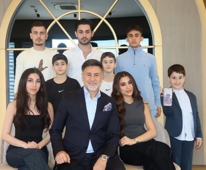 �ocuklar�yla da �ok nadir payla��mlar yapan �nl� t�rk�c� <strong>3 defa evlenmi� ve&nbsp;bu evliliklerinden Mustafa, Ali Yu�a, Zelal, Sevgi, Veysel Efe, Ekrem arin, �zzet, �mer ve Hamza ad�nda dokuz �ocu�u </strong>bulunmaktad�r.