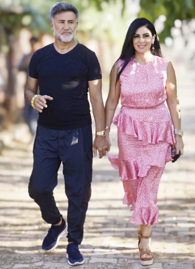 �zzet Y�ld�zhan,<strong> 23 senedir evli oldu�u e�i Ajda Y�ld�zhan'� da y�llarca objektiflerden uzak tutmu�</strong> neredeyse hi� magazin haberinde g�rmemi�tik.