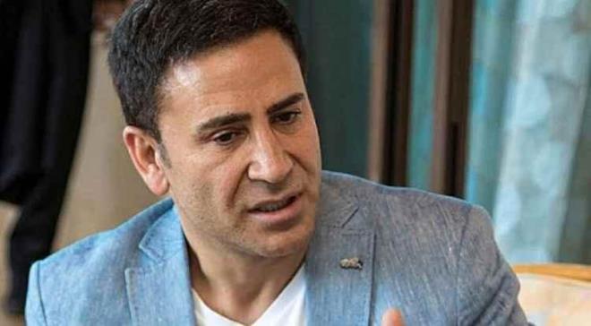 Y�ld�zhan,"Nazara �ok inan�yorum. O y�zden �o�u zaman bindi�im arabay� bile payla�mak istemem. �ocuklar�m� da zorunlu olmad�k�a g�z �n�ne ��karm�yorum. Ne zaman payla�sam mutlaka bir aksilik ya�an�yor." diyerek konuya k�sa bir a��klama getirdi.