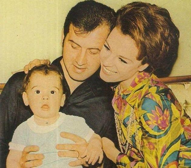 <strong>�imdi buray� �ok iyi dinleyin. Dedim ki 'Ben su�luyum, ben hatal�y�m neden bana bir �ey s�ylemiyorsun' dedim. Bir �ift laf etti bana. 'Bir g�n gelecek hatan� anlayacaks�n' dedi. D�nd�m orada �unu s�yledim kendisine 'S�z veriyorum sana. �yi ki bu g�n benimle kavga etmedin. �yi ki konu�mad�n' dedim. Ama dedim ki '�unu �ok iyi bil, bundan sonra elime ka��d� almayaca��m.' 50 senedir elime ka��d� almad�m. �ok hakl�yd�."</strong>