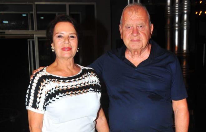 "SEVMEK EN G�ZEL DUYGU, SEVMEK YA�ATIYOR �NSANI"<br>    E�ine olan sevgisini ve ba�l�l���n� bir kez daha vurgulayan Soydan, "�imdi d���n�n �ok sevdi�iniz bir insan sizi g�r�yor hatan�z� ve s�yleyemiyor ve H�lya'y� tan�d���m i�in s�yl�yorum belki 15 g�n sonra belki 1 ay sonra olmuyor bu diyebilirdi. Sevmek bana g�re en g�zel duygudur. O ya�at�yor insan�." diyerek s�zlerini tamamlad�.