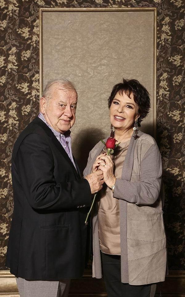 <strong>1968 y�l�ndan beri evli olan ve mutlu birliktelikleriyle magazin d�nyas�na �rnek olan �nl� �ift, programda ge�mi� ya�ant�lar�na dair samimi a��klamalarda bulundu.</strong>