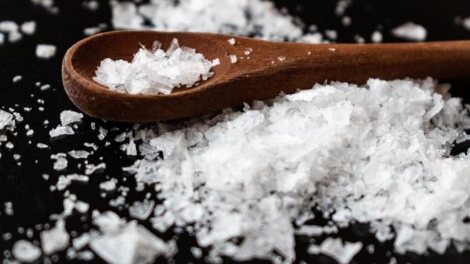 OLAN �DEME "GECE DETOKSU" ��ECE�� Bu kar���m sadece �dem atmakla kalmaz, i�eri�indeki bile�enler sayesinde sindirimi rahatlat�r ve uyku kalitenizi art�r�r. Malzemeler: 1 Bardak Il�k Su: Baz maddedir, metabolizmay� tetikler. Yar�m Limonun Suyu: V�cudu alkalize eder ve C vitamini ile h�creleri tazeler. 1 �ay Ka���� Taze Rendelenmi� Zencefil: M�thi� bir inflamasyon gidericidir.