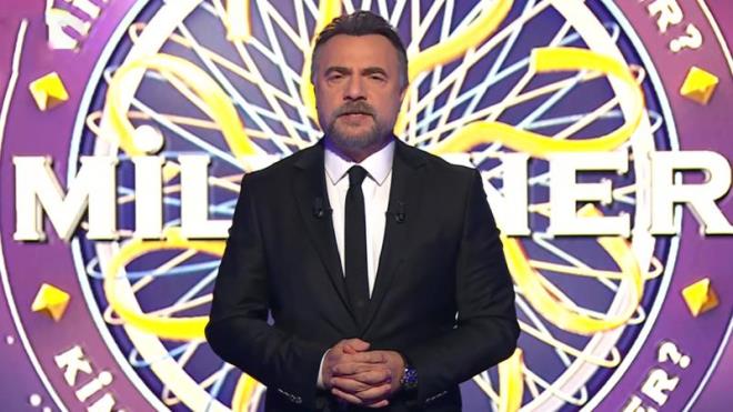 Kim Milyoner Olmak �ster, y�lba�� gecesine �zel haz�rlanan b�l�m�yle izleyicilere unutulmaz bir e�lence vadediyor. Oktay Kaynarca'n�n sunumuyla ekrana gelecek Y�lba�� �zel program�; hem genel k�lt�r sorular� hem de kahkaha dolu anlarla dolu bir atmosfer sunacak. Yeni y�l co�kusu st�dyoya ta��n�rken, yar��ma bu kez yaln�zca bilgiyle de�il, s�rpriz performanslar ve e�lenceli sohbetlerle de dikkat �ekecek. �nl� isimlerin kat�l�m�yla ger�ekle�ecek �zel b�l�mde �ark�lar s�ylenecek, espriler havada u�u�acak ve izleyiciler ekran ba��nda keyifli dakikalar ya�ayacak.