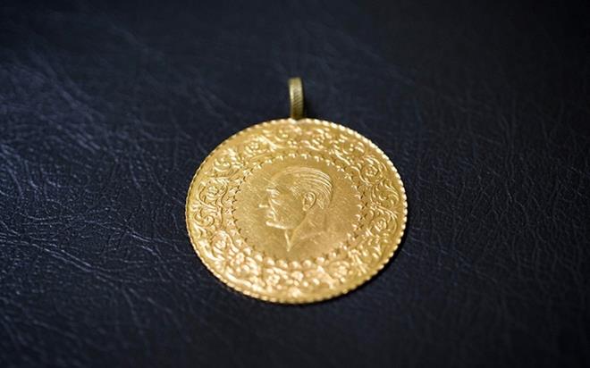 Alt�n fiyatlar� 2025 y�l�n�n en g�zde yat�r�m arac� oldu. �st �ste rekorlar� ile yat�r�mc�y� �a��rtt� ve y�l ba��ndan bu yana y�zde 74'ten fazla de�er kazand�. 2025 y�l�n�n son g�n�ne ise alt�n fiyatlar�nda d���� var. Uzmanlar ve yat�r�m bankalar� yeni sene i�in y�kseli�i i�aret ediyor.