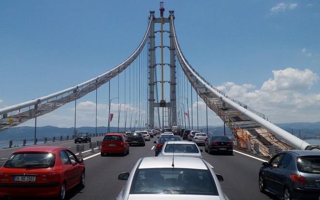 Karayollar� Genel M�d�rl���?ne ba�l� otoyol ve k�pr�lerde ge�i� �cretlerine zam geldi. 15 Temmuz �ehitler K�pr�s� ve Fatih Sultan Mehmet K�pr�s�, Osmangazi K�pr�s�, 1915 �anakkale K�pr�s� ve Yavuz Sultan Selim K�pr�s� ge�i� �cretlerindeki art�� belli oldu. Osmangazi K�pr�s� ve �anakkali K�pr�s�'nden ge�i� �creti bin liraya dayand� i�te 2026 y�l� zamlar�;