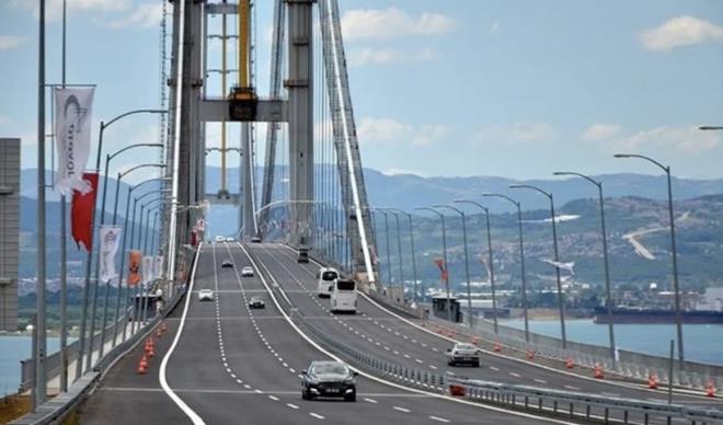 Karayollar� Genel M�d�rl���nce ve Kamu �zel ��birli�i (K��) kapsam�nda �zel �irketler taraf�ndan i�letilen otoyol ve k�pr�lerin ge�i� �cretleri, 1 Ocak 2026 Per�embe g�n� saat 00.00?dan itibaren ge�erli olmak �zere yeniden d�zenlendi. 15 Temmuz �ehitler K�pr�s� ve Fatih Sultan Mehmet K�pr�s�, Osmangazi K�pr�s�, 1915 �anakkale K�p�r�s� ve Yavuz Sultan Selim K�pr�s� ge�i� �cretlerine zam geldi. Yap ��let Devlet modeliyle yap�lan Osmangazi ve �anakkale K�pr�s�'nde de y�kl� zamlar var. ��te 2026 y�l� zaml� tarife: