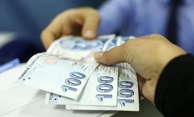 Yay�mlanan tebli�le 2026 y�l�nda uygulanacak gelir vergisi tarifesi belirlendi. Buna g�re 2026'da uygulanacak gelir vergisi tarifesinin ilk dilimi 158 bin liradan 190 bin liraya, ikinci dilimi 330 bin liradan 400 bin liraya, ���nc� dilimi 800 bin liradan 1 milyon liraya, d�rd�nc� dilim ise 4 milyon 300 bin liradan 5 milyon 300 bin liraya ��kar�ld�. �cret geliri elde edenlerde ise 1 milyon 200 bin lira olan ���nc� dilim 1 milyon 500 bin lira olarak uygulanacak. �lk gelir dilimi 190 bin liradan ba�layan yeni tarifeye g�re �cretliler ba�ta olmak �zere t�m gelir vergisi m�kellefleri daha ge� �st dilimlerden vergi �deyecek.