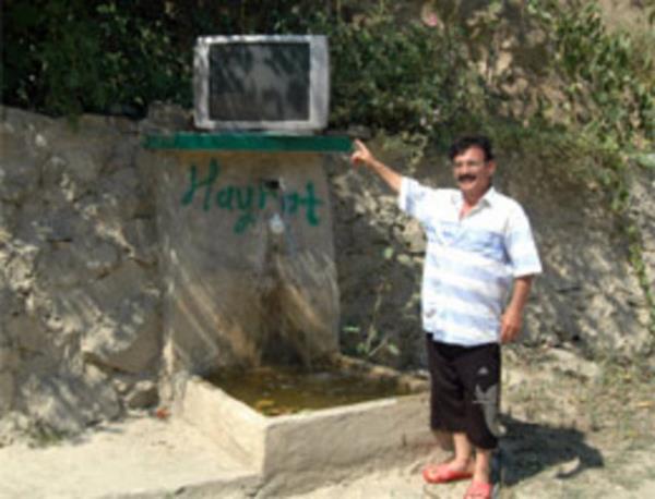 Televizyonu herkesin faydalanabilecei ekilde yerletirmi.