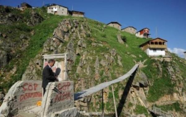 Kyn tek yolu olan bu kprnn giriine kap koyup onu da kilitlemek sadece karadenizlilerin yapaca bir uygulama.