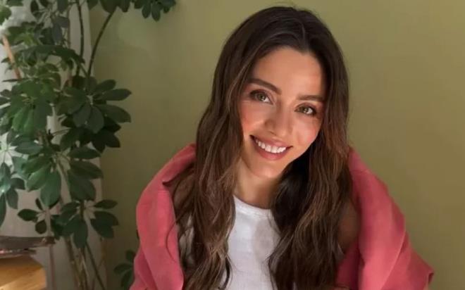 Show TV'nin reyting rekortmeni dizisi K�z�lc�k �erbeti'nde canland�rd��� Do�a karakteriyle geni� bir hayran kitlesine ula�an oyuncu S�la T�rko�lu, fenomen yap�mdan ani ayr�l���yla g�ndem olmu�tu. �nl� oyuncunun vedas� b�y�k yank� uyand�r�rken, yeni projesinin ne olaca�� merak konusu haline geldi. �te yandan T�rko�lu'nun bu s�re�te elde etti�i reklam kazanac�n�n da dikkat �ekici boyutlara ula�t��� ��renildi.