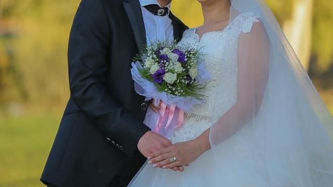 <p><strong>T�RK�YE'DE EVLENMEN�N MAL�YET� NE KADAR?</strong></p>  <p>&nbsp;Uzmanlar, d���n masraflar�n�n art���nda sosyal medyan�n etkisine de dikkat �ekiyor. Kusursuz bir g�n yaratma iste�i, �iftleri daha g�steri�li organizasyonlara y�nlendirirken, bu trend maliyetleri katl�yor</p>