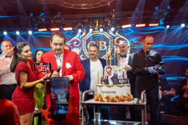 Kutlama, salondaki izleyicilerden b�y�k alk�� al�rken, <strong>74 ya��na giren</strong> <strong>�brahim Tatl�ses</strong>'in �zenle haz�rlanm�� <span><strong>"�MPARATOR"</strong></span> yaz�l� pastas� ise �ok be�enildi.
