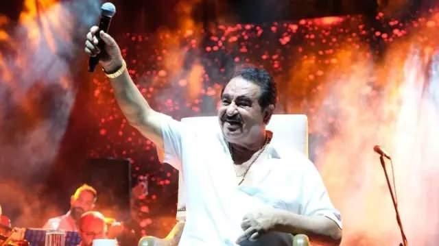 Bu s�rpriz kar��s�nda <strong>g�zya�lar�na hakim olamayan �nl� t�rk�c�,</strong> <span><em><strong>"Beni yine a�latt�n�z, iyi ki vars�n�z" </strong></em></span>diyerek herkese te�ekk�r etti.