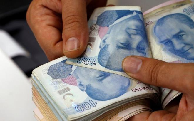 2026 y�l�n�n ilk 6 ay�nda memur ve memur emeklisinin alaca�� zaml� maa�lar belli oldu. SSK ve Ba�-Kur emekli ayl�klar�na y�zde 12,19 zam gelirken memur ve memur emeklisinin zam oran� daha y�ksek oldu. Memur ve memur emeklisi Ocak 2026 itibariyle y�zde 18.6 oran�nda zaml� maa� alacak. Aile yard�m� �dene�i dahil en d���k memur maa�� 61 bin 890 liraya, en d���k memur emekli ayl��� 27 bin 772 liraya y�kseldi. 2026 y�l�nda polis, doktor, ��retmen maa�� ne kadar oldu?