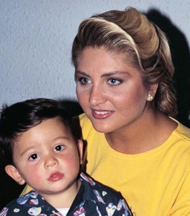 <b>�ddiaya g�re; o�lu Engincan Ural ve gelini Merve Ural'a, �stanbul'un Etiler semtinde bulunan bir rezidanstan, l�ks daire sat�n al�p hediye etti. Rezidans dairenin fiyat�, dudak u�uklatt�.</b>