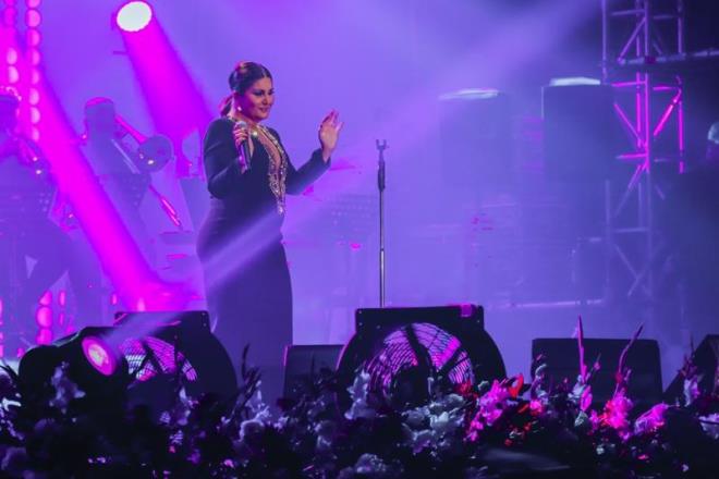 <b>Babaanne Sibel Can, biricik torunu i�in kesenin a�z�n� a�t�. </b>