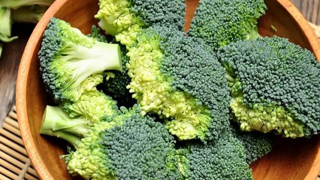 Ara�t�rmalarda, brokolinin i�erdi�i antioksidanlar, B vitaminleri, karotenoidler ve �zellikle kolin maddesinin beyin fonksiyonlar�n�n korunmas�nda �nemli rol oynad��� belirtiliyor. Brokoli, turpgiller familyas�na ait, yenilebilir ye�il veya morumsu �i�ek tomurcuklar� ve sap� olan lahana �e�ididir. Kemik ve g�z sa�l��� i�in �nemli olan beta karotenin (A vitamini) yan� s�ra, g�nl�k ihtiya� duyulan C vitamininin p'ini sa�layarak m�kemmel bir C vitamini kayna��d�r. Ara�t�rmalarda, brokolinin i�erdi�i antioksidanlar, B vitaminleri, karotenoidler ve �zellikle kolin maddesinin beyin fonksiyonlar�n�n korunmas�nda �nemli rol oynad��� belirtiliyor. Kolin, sinir h�creleri aras�ndaki ileti�imi sa�layan asetilkolin adl� n�rotransmitterin �retiminde kritik bir g�rev �stleniyor. Bu maddenin yetersizli�inin ise haf�za kayb� ve bili�sel gerilemeyle ili�kili oldu�u biliniyor. Bilim insanlar�, brokoli gibi turpgiller grubuna ait sebzelerin, Alzheimer hastal���nda �nemli rol oynayan tau proteinlerinin beyinde birikmesini azaltabilece�ine dair bulgulara da dikkat �ekiyor. Tau proteinlerinin anormal �ekilde birikmesi, hastal���n ilerlemesinde temel etkenlerden biri olarak kabul ediliyor.