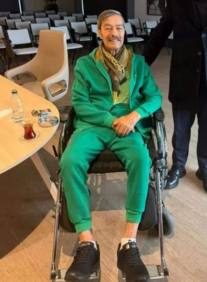 <strong>Bu s�re�te Kadir �nan�r'� hem sanat hem de siyasi camiadan �ok say�da ki�i ziyaret etmi� ancak �nan�r hepsinde tekerlekli sandalyede poz vermi�ti.</strong>