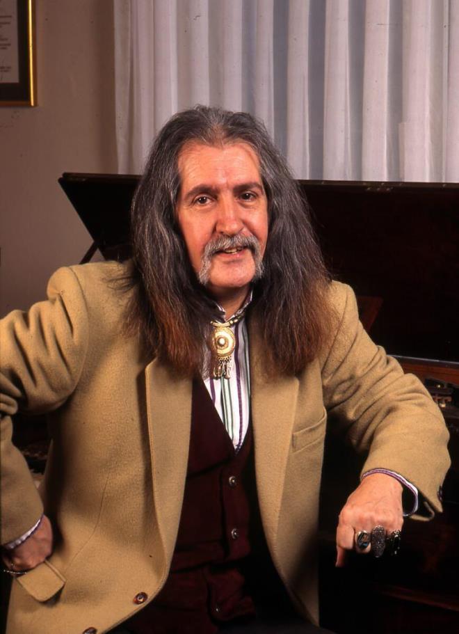 <strong>"G�lpembe", "Domates Biber Patl�can", "Kara Sevda", "D�nence" ve "Hal Hal" gibi unutulmaz �ark�lar�yla T�rk m�zi�ine ad�n� alt�n harflerle yazd�ran Bar�� Man�o, bir sanat��dan �ok daha fazlas�yd�.</strong>