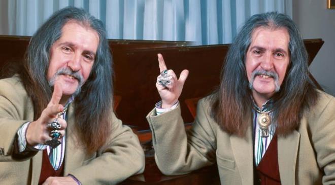 G��l� sesi, kendine �zg� duru�u, tarz� ve sahne kimli�iyle 7'den 70'e milyonlar�n g�nl�nde taht kuran Bar�� Man�o hakk�nda dikkat �eken bir detay y�llar sonra g�ndem oldu. Man�o'nun ikonik tarz�n�n en �nemli sembollerinden me�hur b�y���n�n asl�nda bir stil aray��� olmad��� ortaya ��kt�.