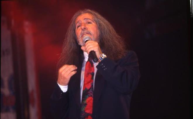 B�R �MAJDAN FAZLASIYMI�!<br>    Farkl� g�r�n�m�yle sahnelerde f�rt�na estiren usta sanat��n�n bu g�r�n�m�n�n, san�ld���n�n aksine bilin�li bir imaj tercihi olmad��� ortaya ��kt�.