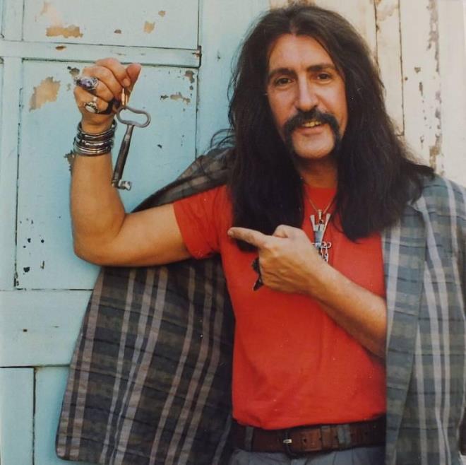 <strong>Uzun sa�lar� ve karakteristik b�y�klar�yla herkesin 'Bar�� abi'si olan �nl� sanat�� hakk�nda y�llar sonra ortaya ��kan bir detay g�ndeme geldi.</strong>