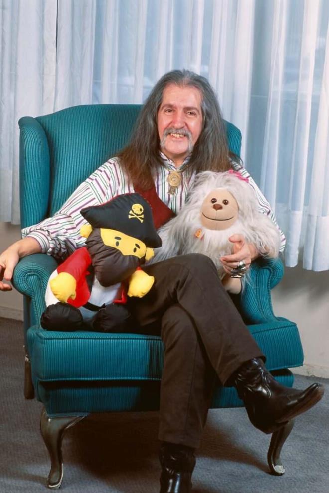 <strong>"Adam Olacak �ocuk" gibi �ocuklar i�in yapt��� e�itici �zg�n TV programlar� ile �ocuklar�nda kalplerinde de �ok �zel bir yere sahip olan Man�o, kendine has tarz� ile milyonlar�n sevgisini kazand�.</strong>