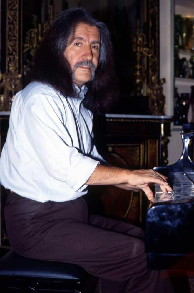 <strong>Usta sanat��n�n 1967 y�l�nda Hollanda'da ge�irdi�i bir kaza sonucu duda��nda kal�c� bir yar�k olu�tu ve bu nedenle hep b�y�k kullanmaya ba�lad�.</strong>