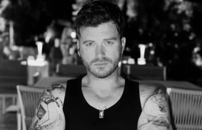 "M�SL�MAN �OCUK? ONLY ALLAH CAN JUDGE ME"    Cem Y�lmaz g�sterisinde, "Bir oyuncu karde�imiz var, M�sl�man �ocuk, o da yavrum �zenmi� gen�li�inde yapm�� da sonra sildi diye tahmin ediyorum.