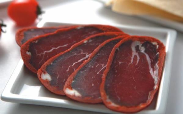 <p><b>Pastrma, salam ve sosis masum mu?</b></p>  lkemizde en lezzetli yiyeceklerimiz arasnda bulunan, doalln kaybetmemi olan krmz et eitlerinden biri pastrmadr. Ancak salam, sosis, sucuk gibi ilem grm arkteri etleri; fazla miktarda nitrat ierirler. Kzartlarak tketilen bu etler, kansere neden olur.