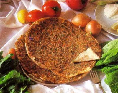 <p><b>Lahmacun ve ikfte yememek doru mu, yoksa ara sra yenilebilir mi?</b></p>  Lahmacun yenebilir. Kilo vermek isteyenler bile az miktarda lahmacun yiyebilir. nce hamuru karbonhidrat, kymas protein, soan, maydanozu ve domatesi ise sebzedir. Lahmacun dengeli ve salkl bir besin kaynadr. anlurfa usul bulgurlu ikfte de salkl ve lezzetli bir et yemeidir. ikftenin salkl olmasnn sebebi; ilenmemi olmas ve baharatlarla, ince bulgurla yorulmu olmasdr. Elaz'n ili kftesi son derece salkldr. D bulgurdur; iinde de ceviz, ceviz ya, soan ve et bulunur.