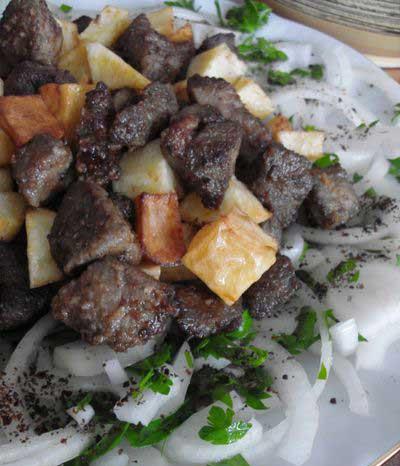 <p><b>Sakatat yemek zararl m?</b></p>  Sakatatlar hem bol protein ierirler, hem de fiyatlar dktr. Ayrca D vitamini ve demir bakmndan zengindirler. zellikle karacier ve yrek ok fazla D vitamini ierir. Serbest dolaan btn hayvanlarda Omega 3 bulunur. Yani kuzunun bbrei, dala, beyni, karacieri ve yrei gibi sakatatlar rahatlkla yenebilir.