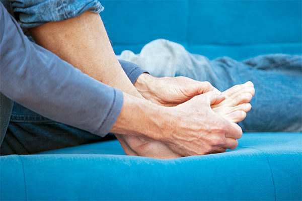 <p><b>Et, gut hastalna neden olur mu?</b></p>  Et, kandaki rik asidi ykseltmez. Gut hastalnn nedeni etli yiyecekler deil, eker gibi ar miktarda tketilen karbonhidratlardr. Yaplan bir aratrma; karbonhidrat arlkl bir yemekten sonra kalp krizi geirenlerin, yal yemeklerden sonra kalp krizi geirenlere oranla yzde 75 daha fazla olduunu gsteriyor. Karbonhidratl yemekler, ar miktarda inslin hormonu salglanmasna neden olur.