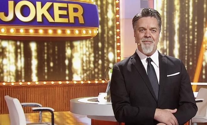 Y�llarca Megastar?� Beyaz Show?a konuk etmek i�in u�ra�an �nl� �ovmen, bu kez ?Joker? hakk�n� kulland�. �lk b�l�m�yle reytinglerde zirveye yerle�en program�n ba�ar�s�n�n keyfini ��karan usta televizyoncu, Tarkan?a esprili bir mesaj iletti. Format� onun i�in de�i�tirdi�i �akas�n� yapan �zt�rk, ?Tarkan i�in de�i�tirdim program�. Hani �tekine gelmedi, acaba buna gelir mi diye bir �eyim var? s�zleriyle hem g�ld�rd� hem de Megastar?� Beyaz?la Joker?e davet etti.